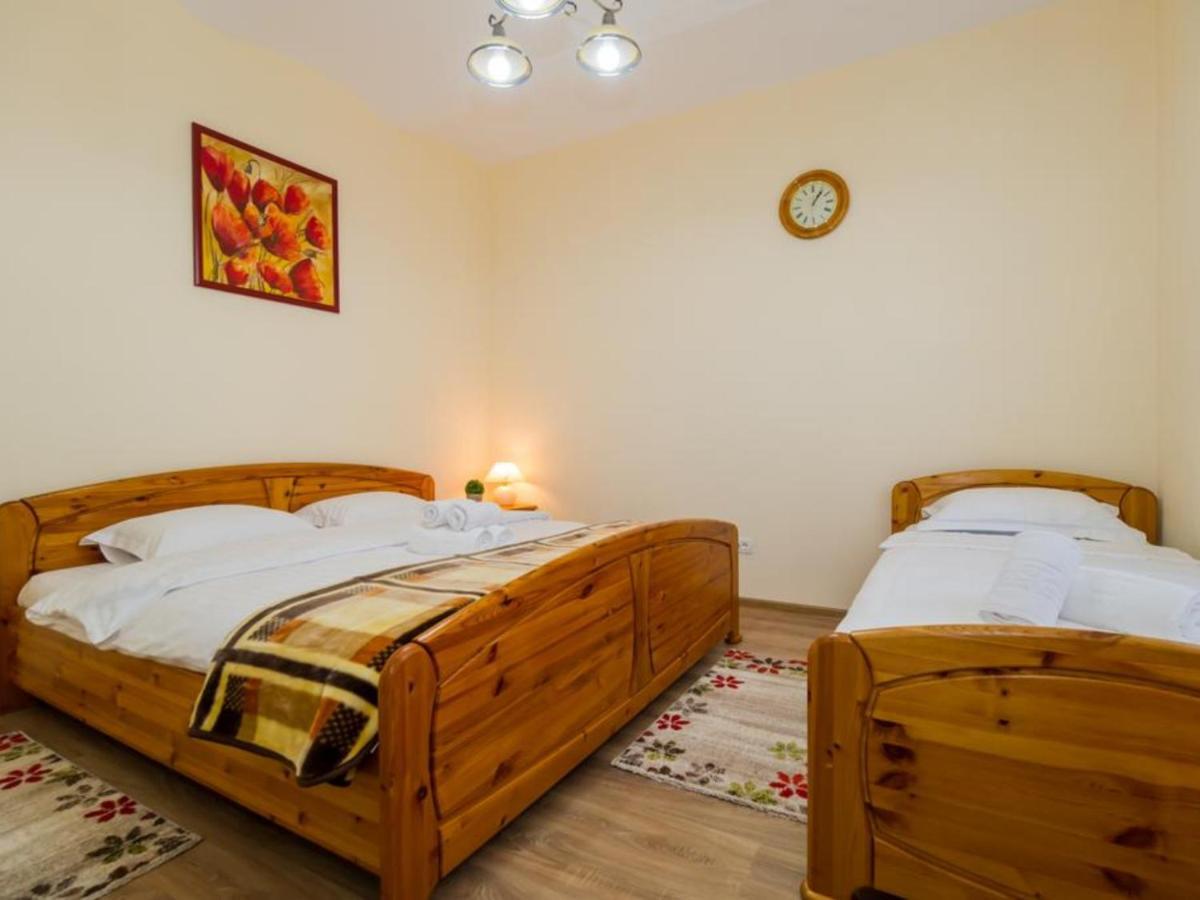 Apartment Carol Private Yard With Barbeque And Parking Sinaia Bagian luar foto